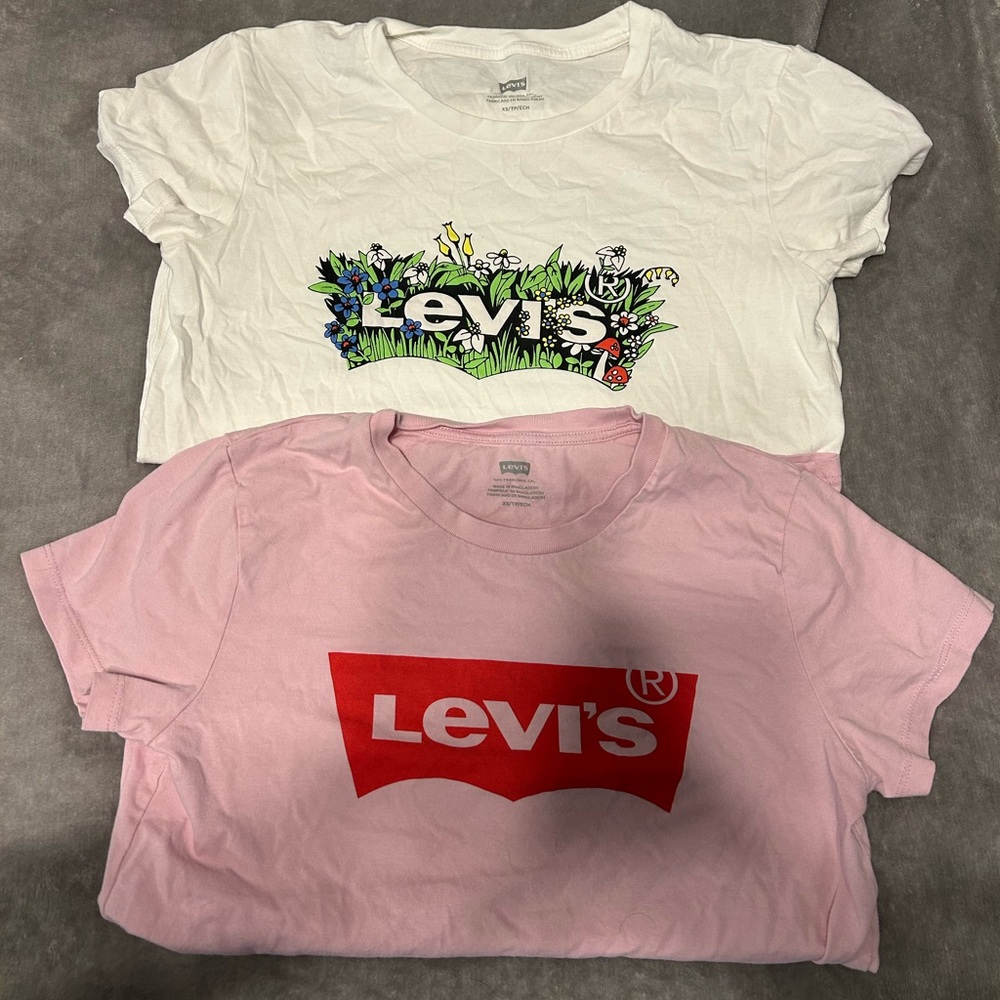 Levi's Women’s White and Pink Graphic Tees